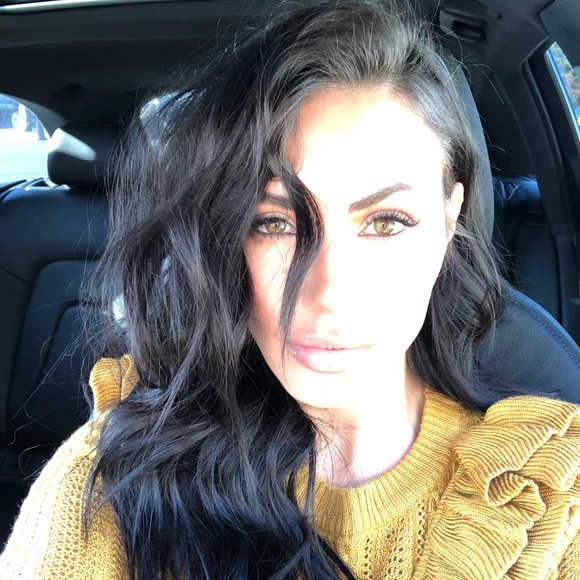 Meet your Posher, Nicole - Picture 5 of 5